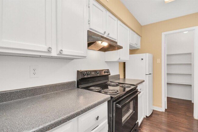 Building Photo - 7400 Bellerive Dr