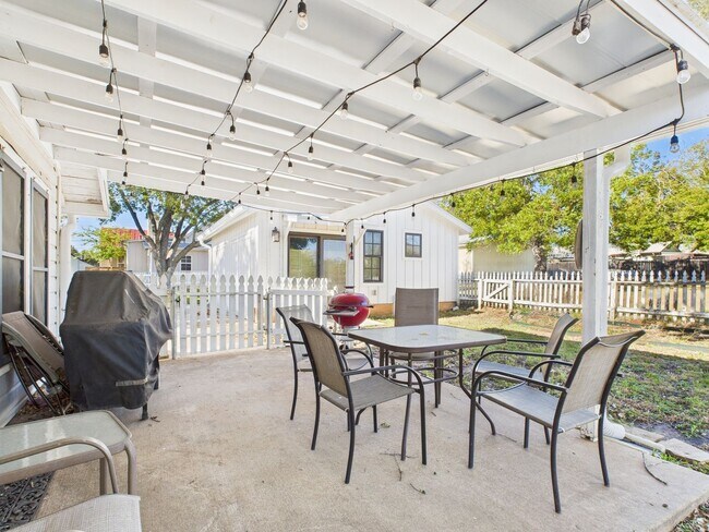 Building Photo - Quiet home in the central part of town