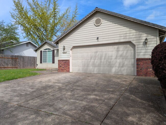 Building Photo - Great 3 Bedroom, 2-Bath Home With 2 Separate Living Rooms!