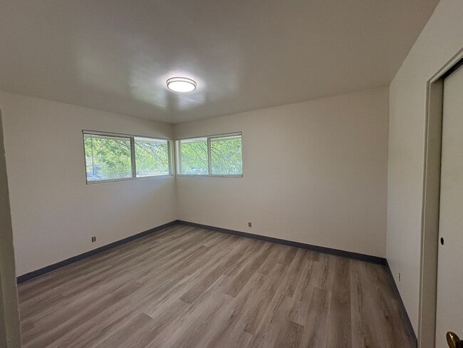 Building Photo - 2 Bedroom Near Harlow