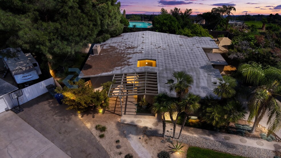 Building Photo - 5544 N Poplar Ave