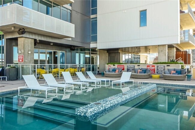 Building Photo - 222 West Ave