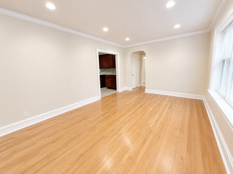 Building Photo - 2044 W Farragut Ave