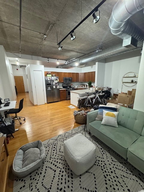 Building Photo - 900 N Kingsbury St