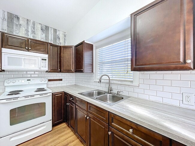 Building Photo - 1/1 in Central Lakeland with a great side ...