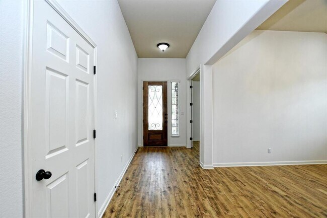 Building Photo - 2213 Lookout Range Dr