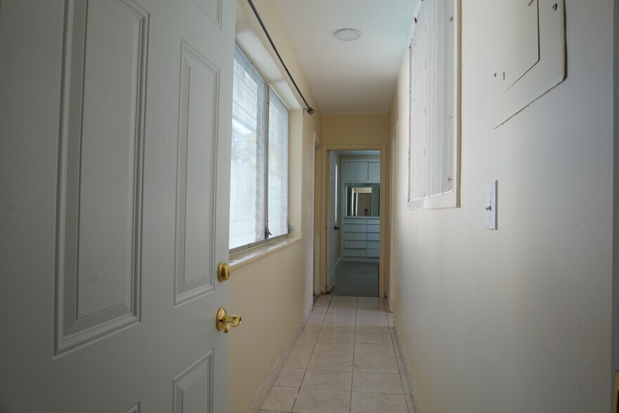 Building Photo - 10911 NE 9th Ct