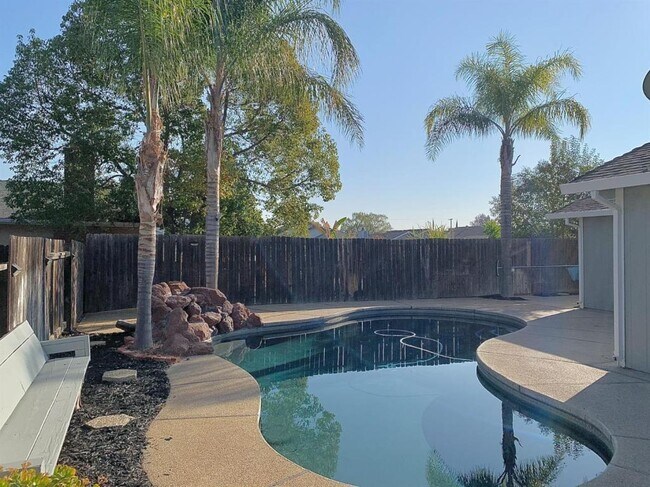 Building Photo - 7607 Harmony Oaks Way