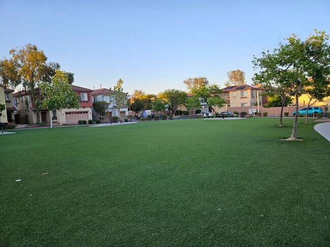 Building Photo - Lovely House Centennial Park