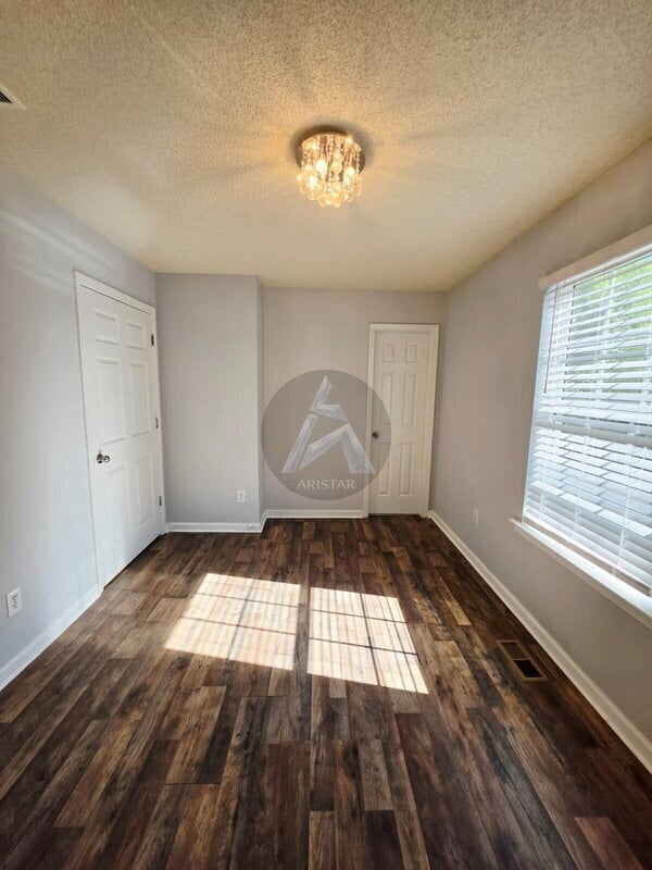 Building Photo - 17 Middlebrook Dr