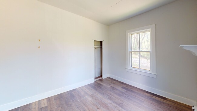 Building Photo - Country living near Crozet!