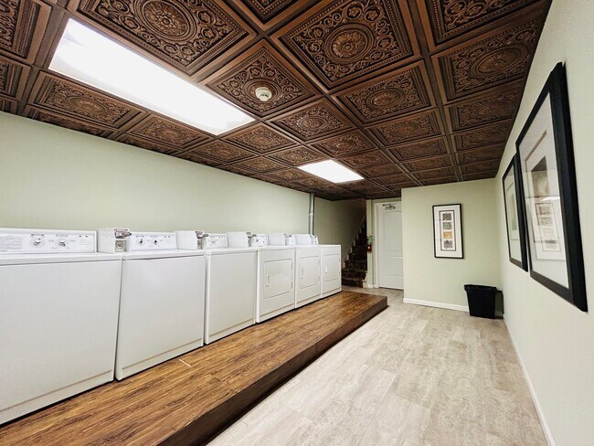 Building Photo - 325 S 12th St