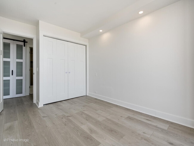 Building Photo - 5445 N Sheridan Rd