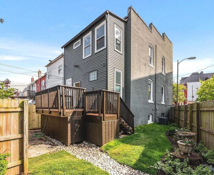 Building Photo - Charming & Spacious Row Home for Rent in V...