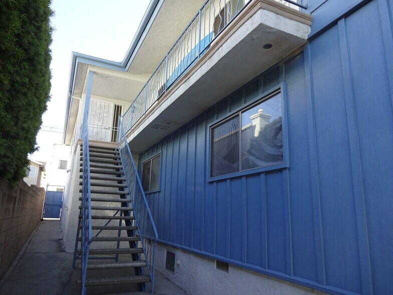 Upstairs unit 2 - 841 W 25th St