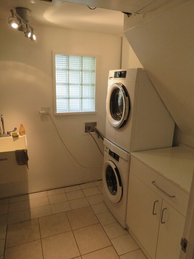 Building Photo - 932 Brantwood Ave