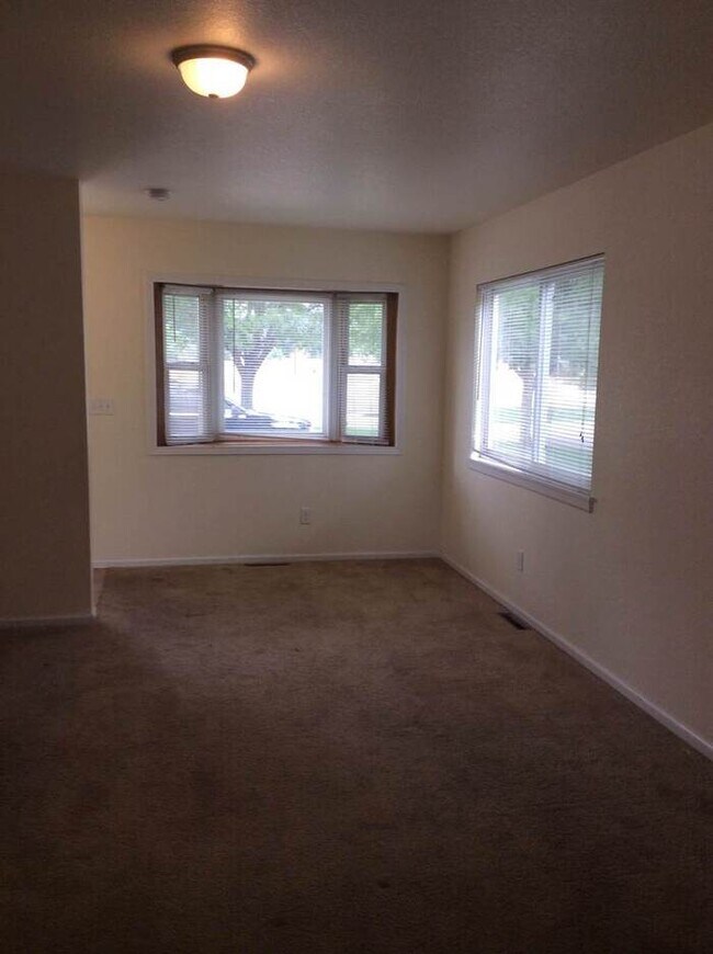 Building Photo - Spacious 3 Bedroom, 2.5 Bathroom Townhome located in the Eagle Heights Subdivision