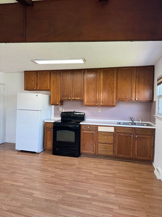 Building Photo - THREE BEDROOM TWIN
