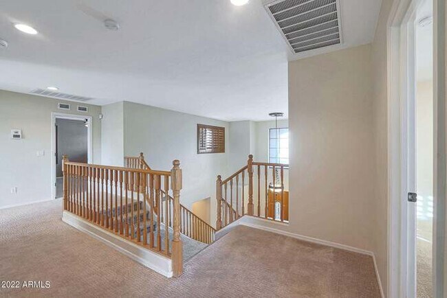 Building Photo - Beautiful 5 bedroom w/pool!