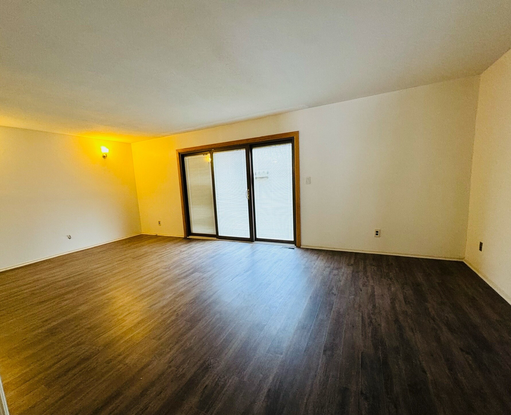 Building Photo - 713 E Brookside Ln