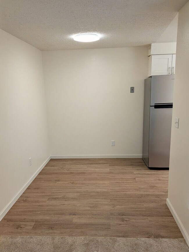 Building Photo - Available Now! 2 bedroom and 1 bath duplex