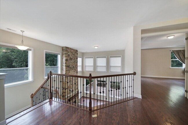 Building Photo - Gorgeous 4 Bed 3.5 Bath Home with Basement...