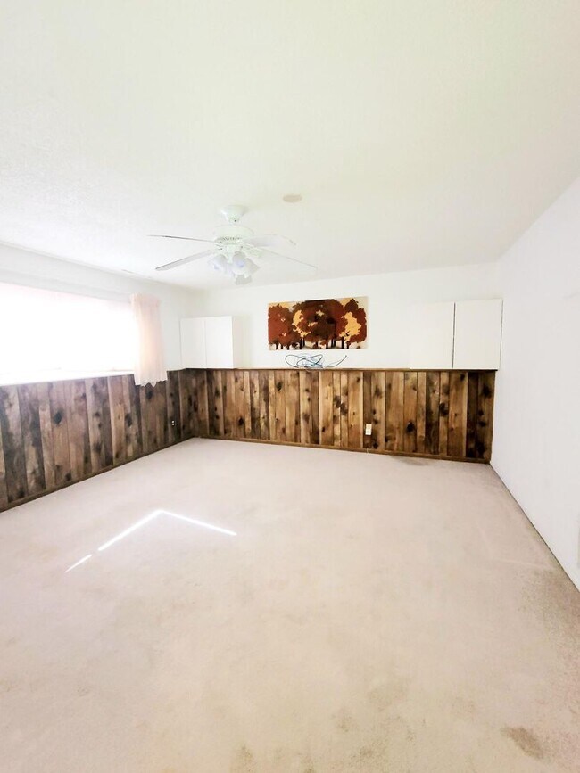Building Photo - 4 bedroom home with fenced back yard!