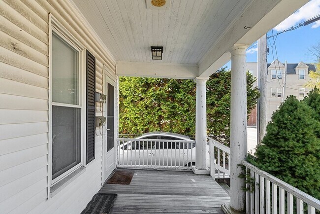 Building Photo - 733 Hale St