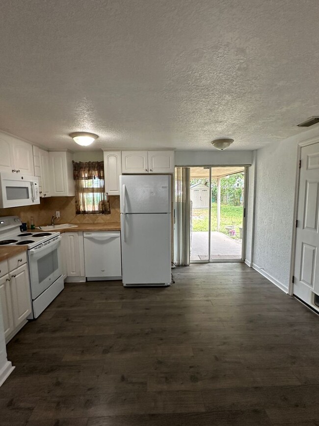 Building Photo - Quaint 2 bedroom 1 bathroom in New Port Ri...