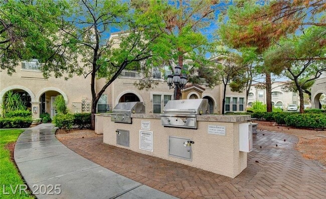 Building Photo - SOUTHWEST GATED 2-BED, 2-BATH FIRST-FLOOR ...