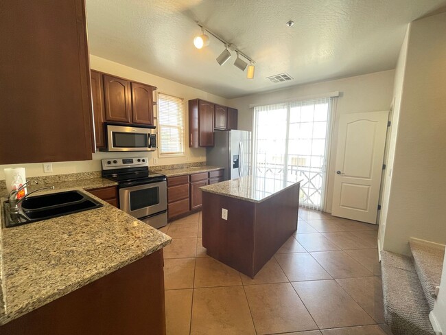 Building Photo - Prime Gilbert 3 Bedroom/2.5 bath 1st floor bonus room, 3 community pool's
