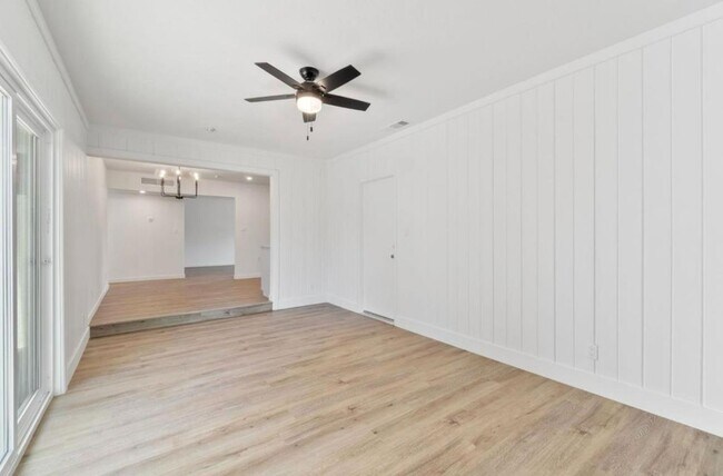 Building Photo - 934 W Alamos Ave