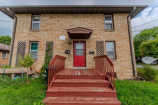 Building Photo - 430 N Oak St