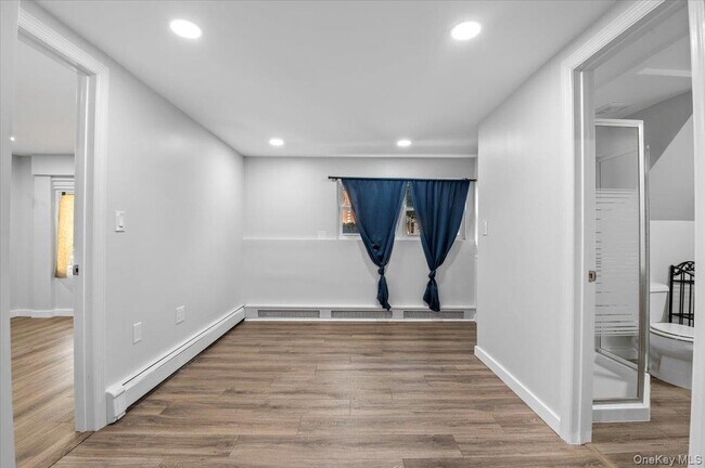 Building Photo - 570 Conklin St