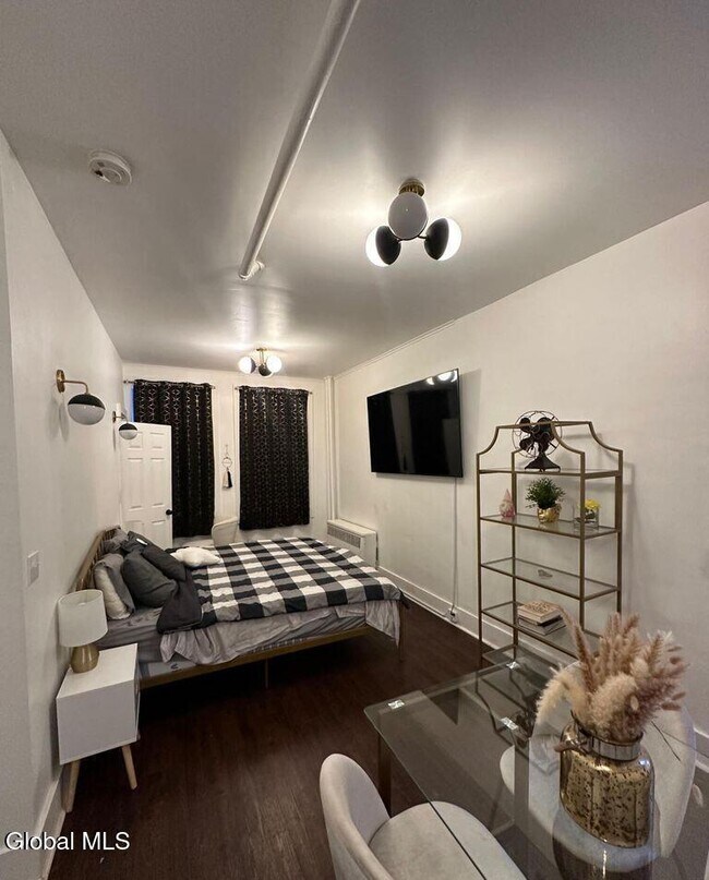 Building Photo - 51 Elm St