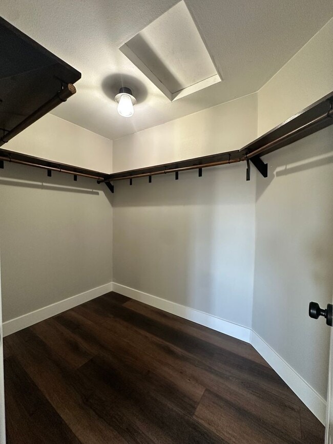 Building Photo - Spacious Multi-Generational Home with Stunning Views – 5 Bed, 3 Bath