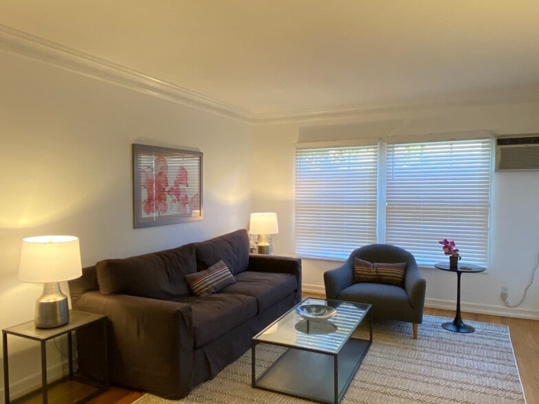Living Room - 1286 Devon Ave