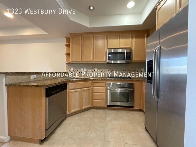 Building Photo - 1323 Westbury Dr