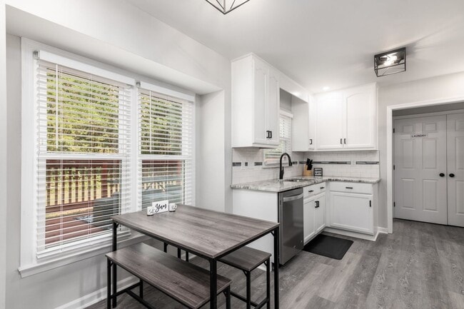 Building Photo - Charming 3 Bedroom Home with Modern Features and Spacious Outdoors!