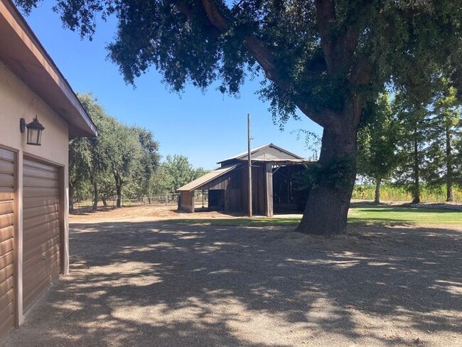Building Photo - Turlock Country Living 3 Bedroom 2 Bath Home