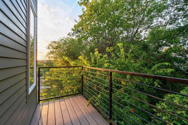 Building Photo - 2309 Montopolis Dr