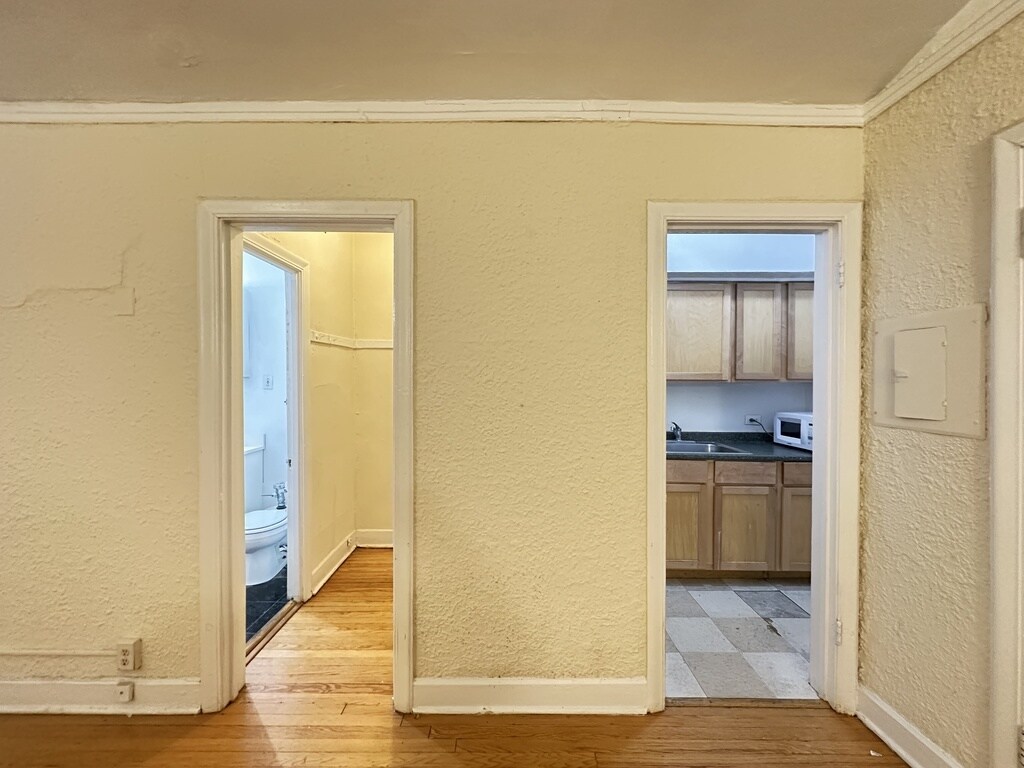 Building Photo - 562 W Arlington Pl