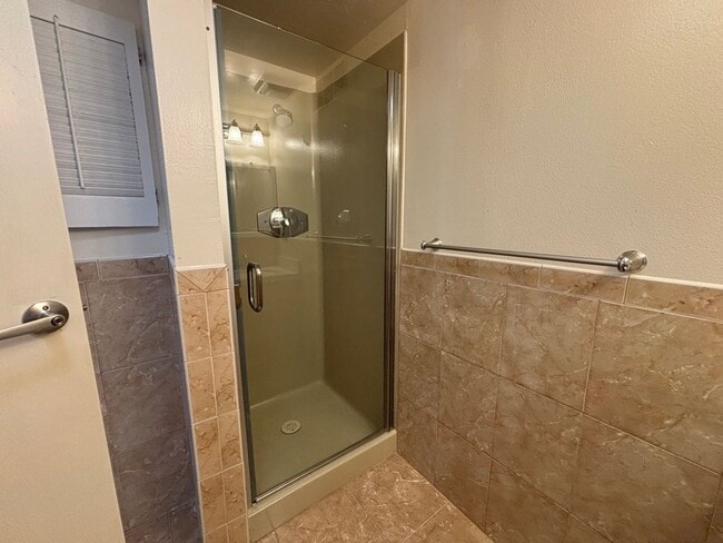 Building Photo - Bright & Spacious Single Family Home - Par...