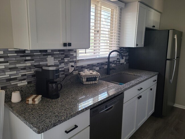 Remodeled and new with granite counter tops - 5596 Amblewood Dr NE
