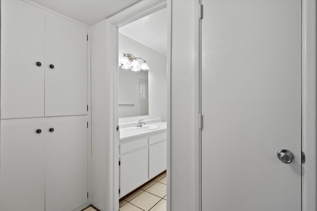 Building Photo - 4525 E Bellevue St