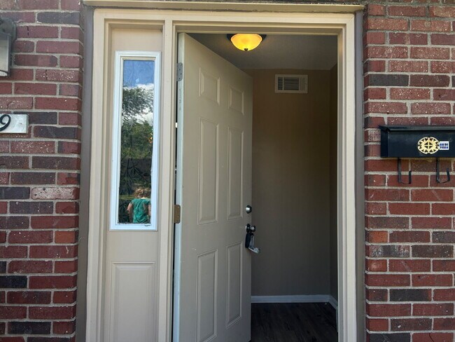 Building Photo - Charming 2-Bed Condo Retreat with 1.5 Baths in Prime Greenwood Location – 1088 Sq Ft of Comfort!