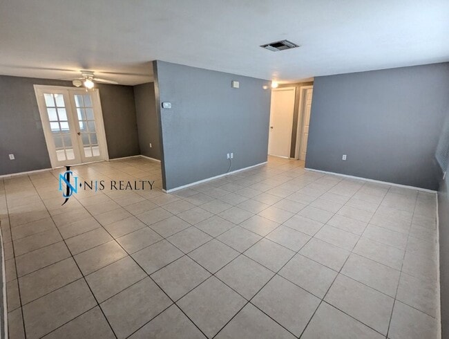 Building Photo - Large 1270 Sq. Ft. 3/2/1 tile floors, walk-in-closet, indoor laundry, fenced yard and spacious ki...