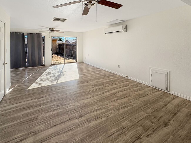 Building Photo - 413 W Kiowa Ave