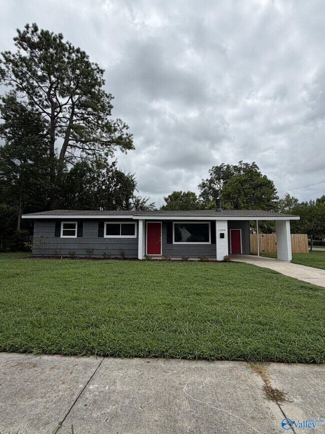 Building Photo - 1000 Lowell Dr SE
