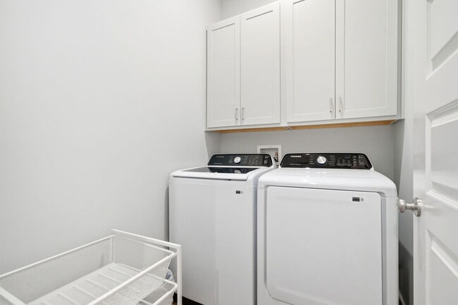 Building Photo - 323 Suwanee Dr